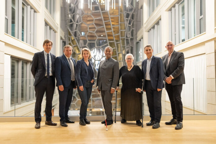 Ouverture des Etats généraux de la santé et de la protection sociale, le 17 novembre 2025. Les 7 co-porteurs : Adrien Couret, vice-président de l’AAM ; Sébastien Guérard, président de l’UNPS ; Marylise Léon, secrétaire générale de la CFDT ; Eric Chenut, président de la Mutualité Française ; Marie-Sophie Desaulle, présidente de la Fehap ; Daniel Goldberg, président de l’Uniopss ; Dominique Corona, secrétaire général adjoint de l’UNSA. ©FNMF/Nicolas Gouhier