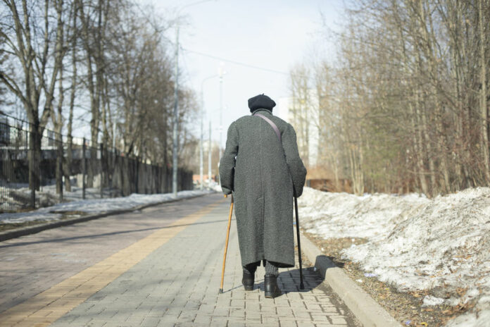 Selon l’Insee et la Drees, « le nombre de seniors en perte d’autonomie augmenterait jusqu’aux années 2050 pour approcher 2,8 millions ». Et 700 000 seniors supplémentaires vont alors devenir dépendants. © 123 RF