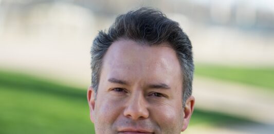 L’économiste Éloi Laurent plaide pour la mise en place d’une « Sécurité sociale écologique » intégrant pleinement les nouveaux risques sociaux que représentent les canicules, les inondations et l’ensemble des crises environnementales. © DR