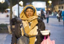 Devant la mairie de Paris, des familles sans-abri attendent un toit