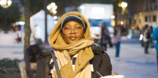 Devant la mairie de Paris, des familles sans-abri attendent un toit